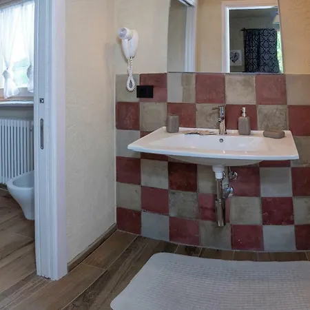 Laura *